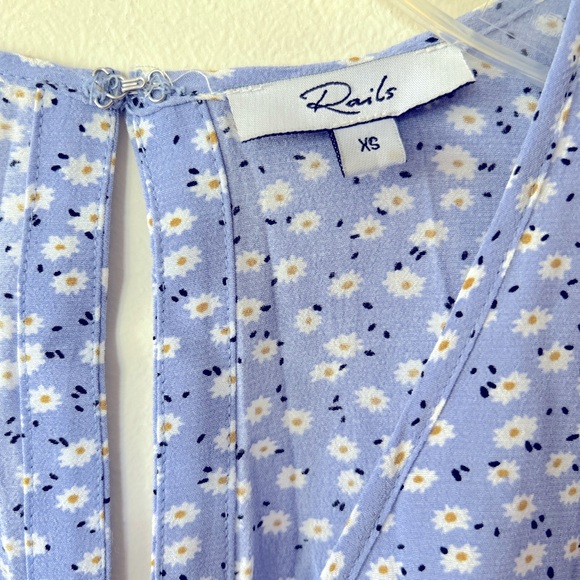 Rails periwinkle blue, daisy floral, shorts romper, size XS, EUC - Picture 4 of 4